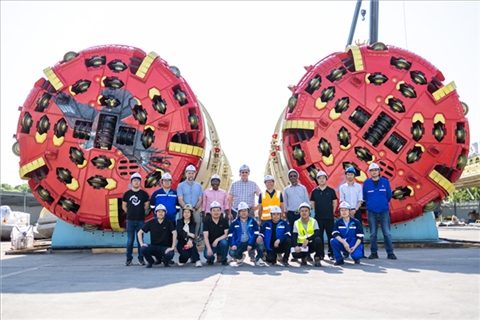 中外員工在盾構(gòu)機前合影。中國電建供圖