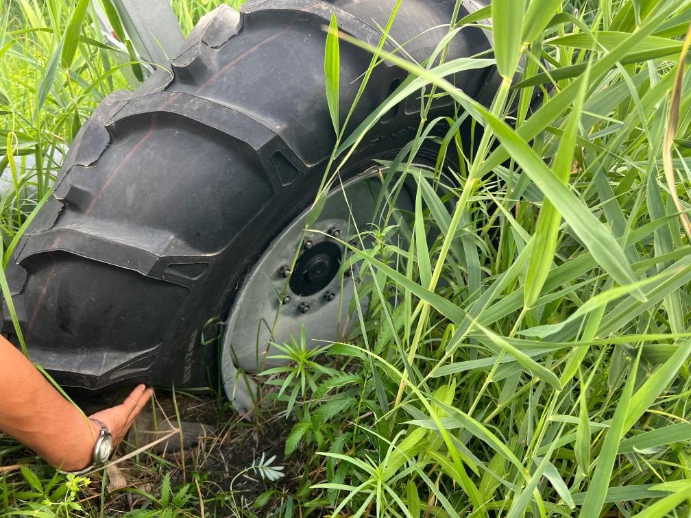 林甸縣一處大型噴灌設備癟了的輪胎。新華社記者董寶森攝