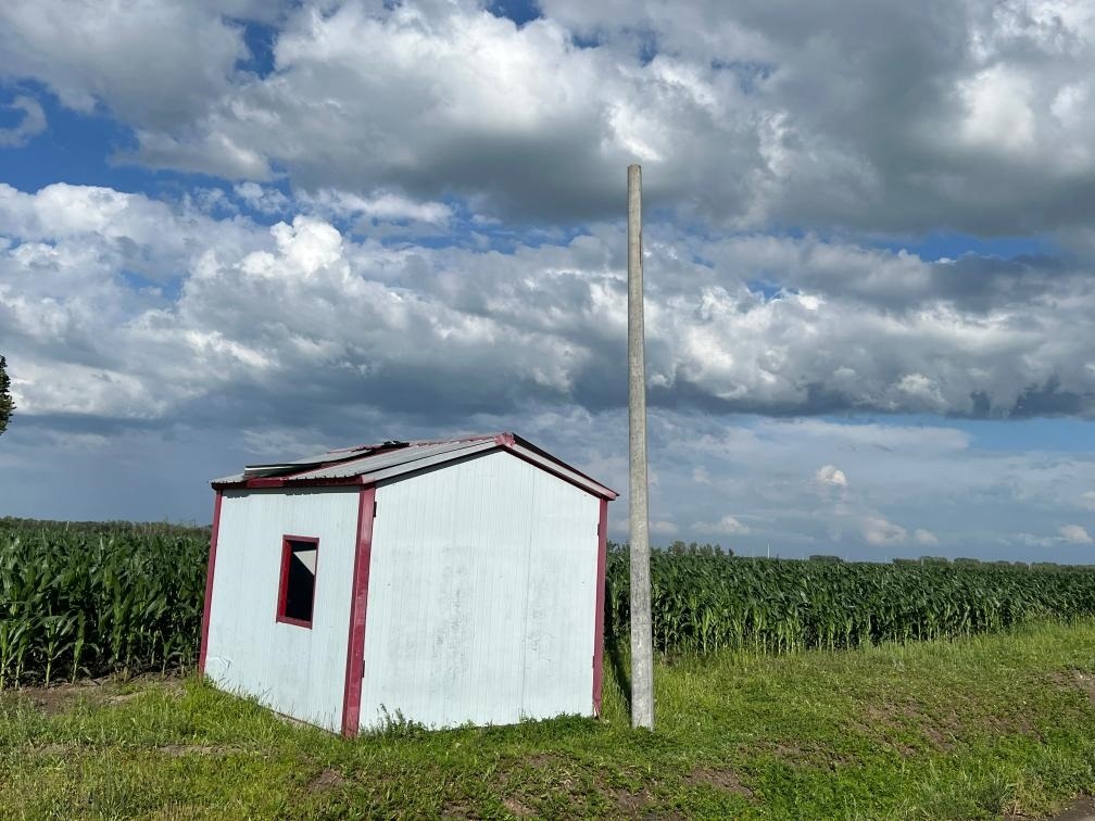 林甸縣一處保護水源井的鐵皮房出現(xiàn)破損，未見配套設備。新華社記者董寶森攝