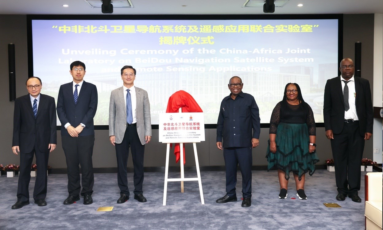 中非北斗衛(wèi)星導(dǎo)航系統(tǒng)及遙感應(yīng)用聯(lián)合實驗室在北京航空航天大學揭牌。校方供圖