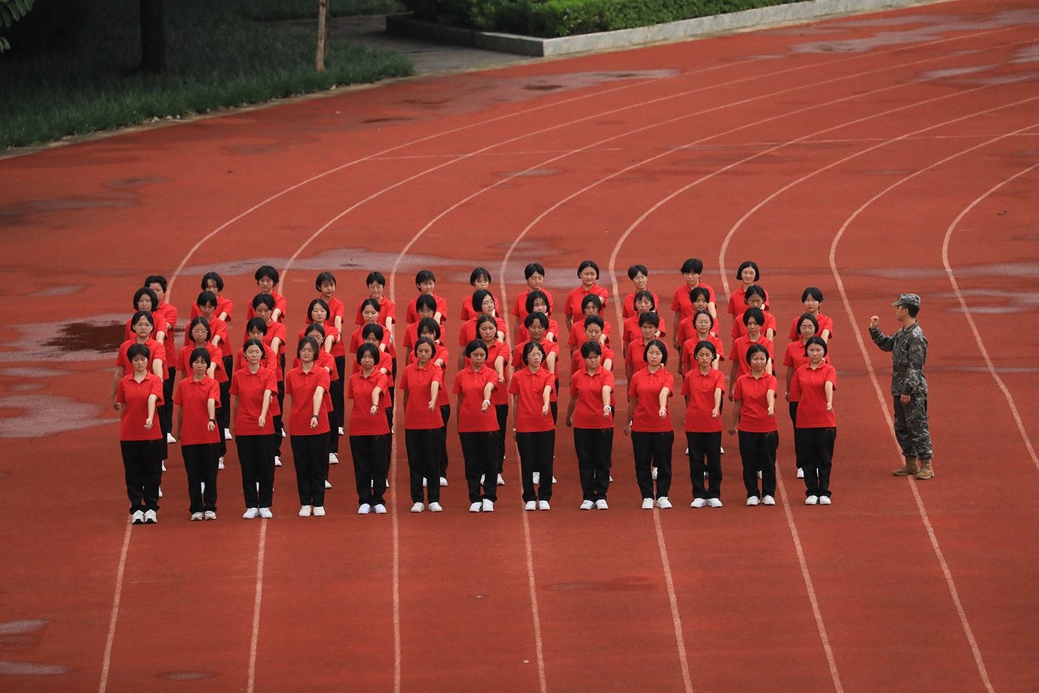 華坪女高2024級新生軍訓。華坪縣融媒體中心供圖