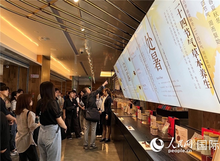 2. 日中友好協(xié)會青年代表團一行學習24節(jié)氣養(yǎng)生知識。（人民網(wǎng)記者陳思 攝）