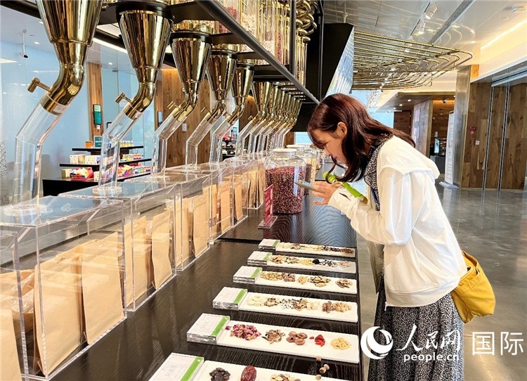 4. 代表團團員對新中式茶飲的食材充滿興趣。（人民網(wǎng)記者陳思 攝）