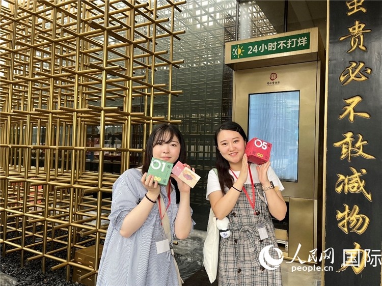 5. 代表團團員展示通過無人售藥機購買的盲盒。（人民網(wǎng)記者陳思 攝）