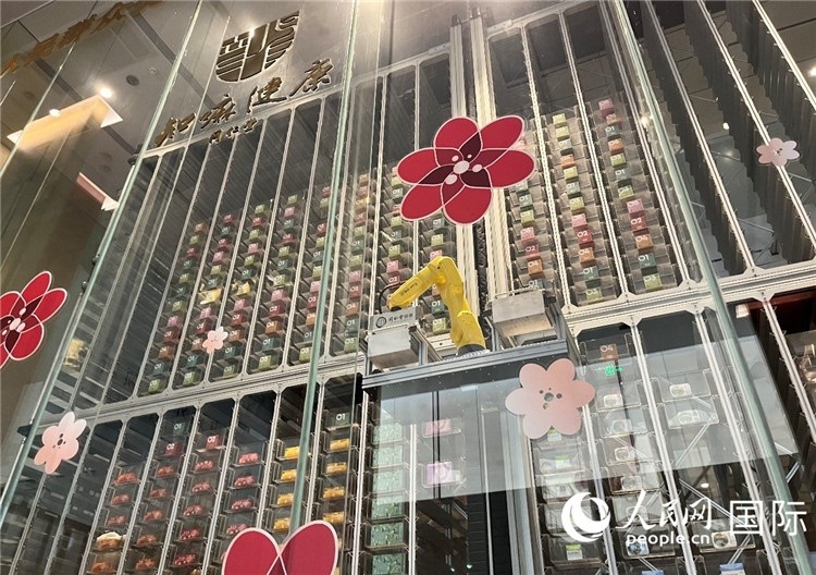 6. 機械臂正在取貨。（人民網(wǎng)記者陳思 攝）