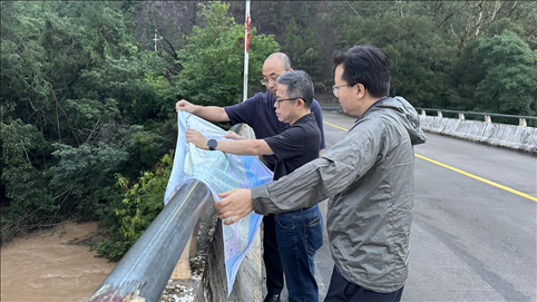 珠江委工作組在三河鎮(zhèn)三河大橋進(jìn)行防洪工程調(diào)度工作。 水利部供圖