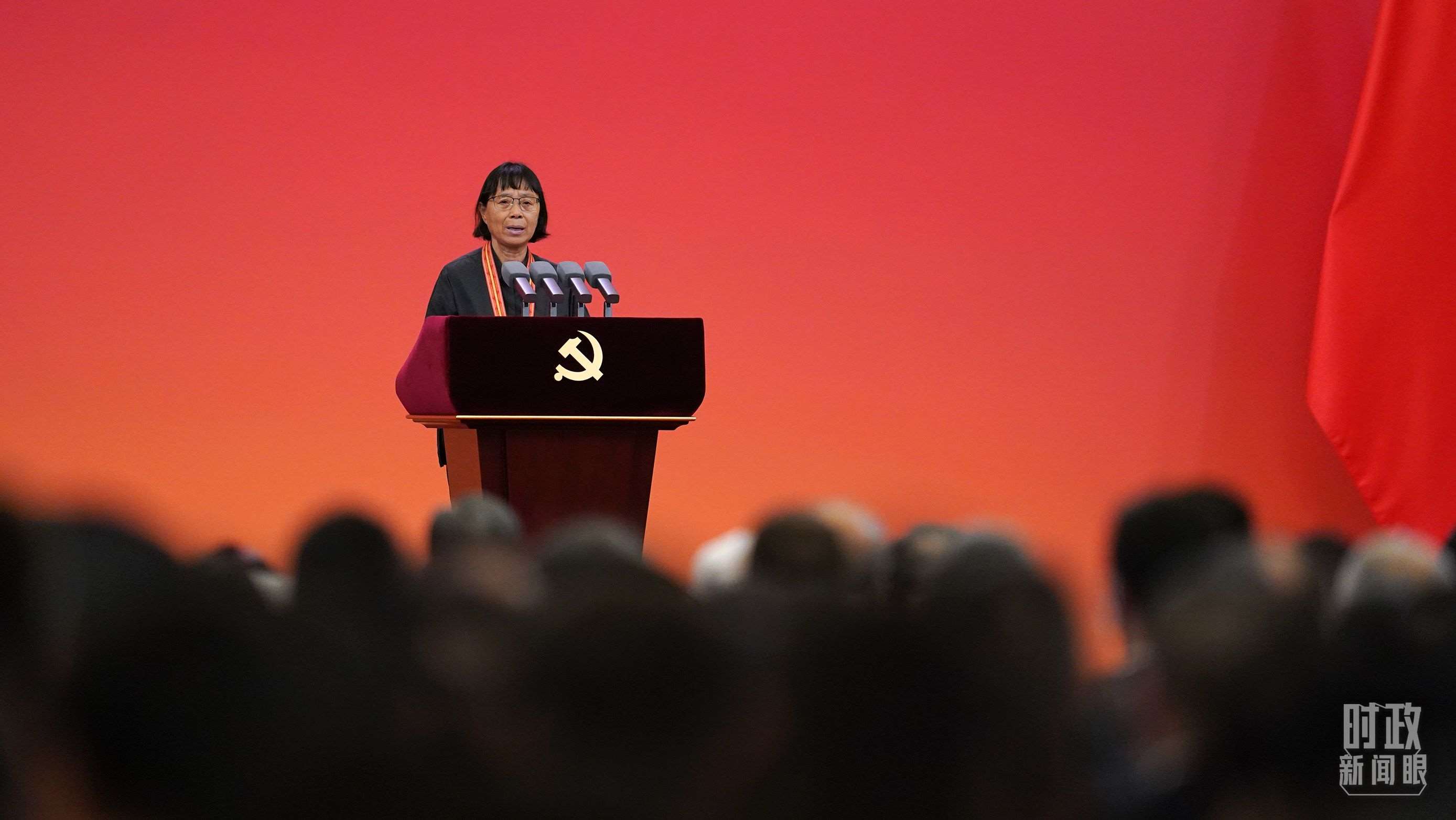  △2021年6月，幫助數(shù)千名貧困山區(qū)女孩圓夢大學(xué)的人民教師張桂梅，代表“七一勛章”獲得者發(fā)言。（總臺(tái)國廣記者李晉拍攝）