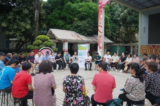  南寧市青秀區(qū)新竹社區(qū)召開“竹聲傾談”民情懇談會(huì)。（李抒蓉 攝）