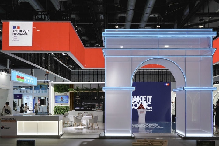 2024年9月11日在國(guó)家會(huì)議中心拍攝的主賓國(guó)法國(guó)展館。新華社記者 曹夢(mèng)瑤 攝