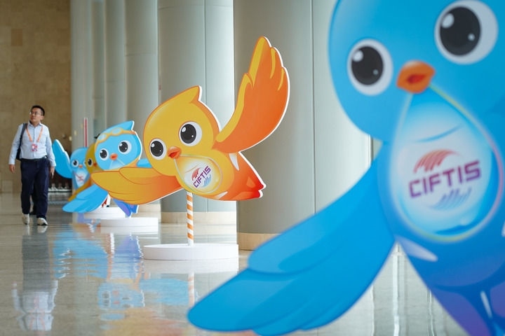 2024年9月11日在國(guó)家會(huì)議中心拍攝的服貿(mào)會(huì)吉祥物“福燕”形象。新華社記者 陳鐘昊 攝