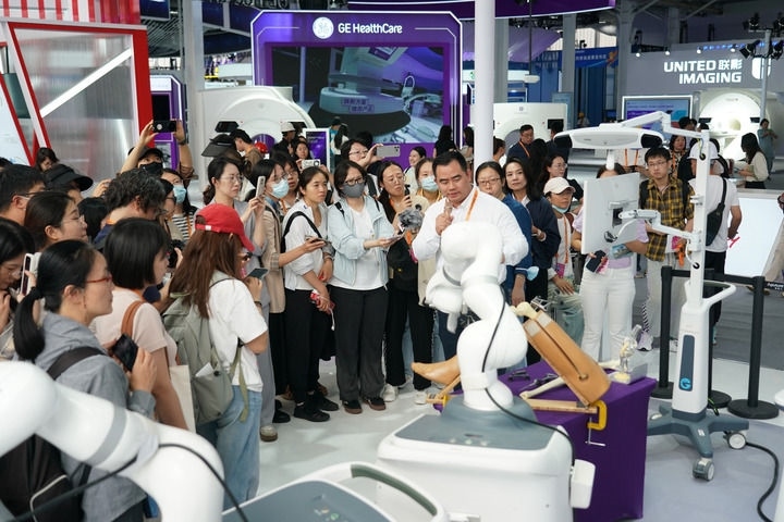 2024年9月11日，記者在服貿(mào)會(huì)首鋼園區(qū)健康衛(wèi)生服務(wù)館采訪。新華社記者 張晨霖 攝