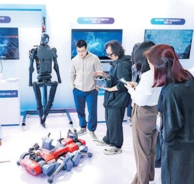 普陀區(qū)“中華武數(shù)”科創(chuàng)集市上，展位工作人員在向觀眾展示機(jī)器人。資料圖片