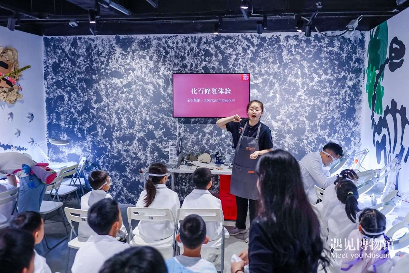 3. 小朋友們在“2億年的地球記憶——恐龍化石特展”體驗當“小小科學家”。遇見博物館供圖