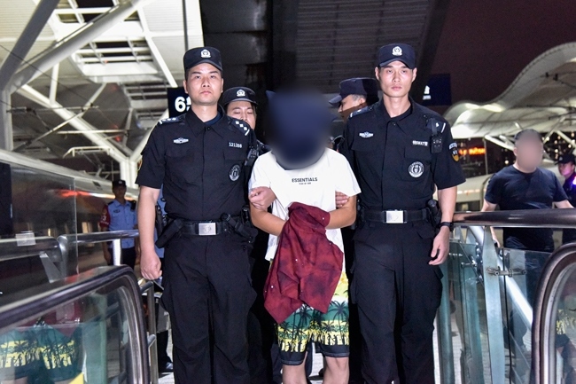 一名潛逃柬埔寨的犯罪嫌疑人被押解回國(guó)。公安部供圖