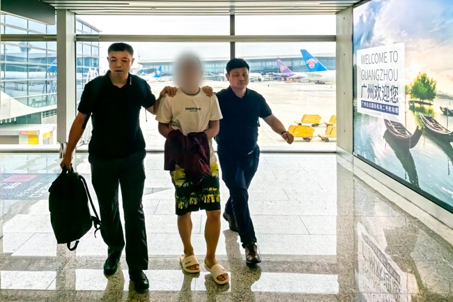 一名潛逃柬埔寨的犯罪嫌疑人被押解回國(guó)。公安部供圖