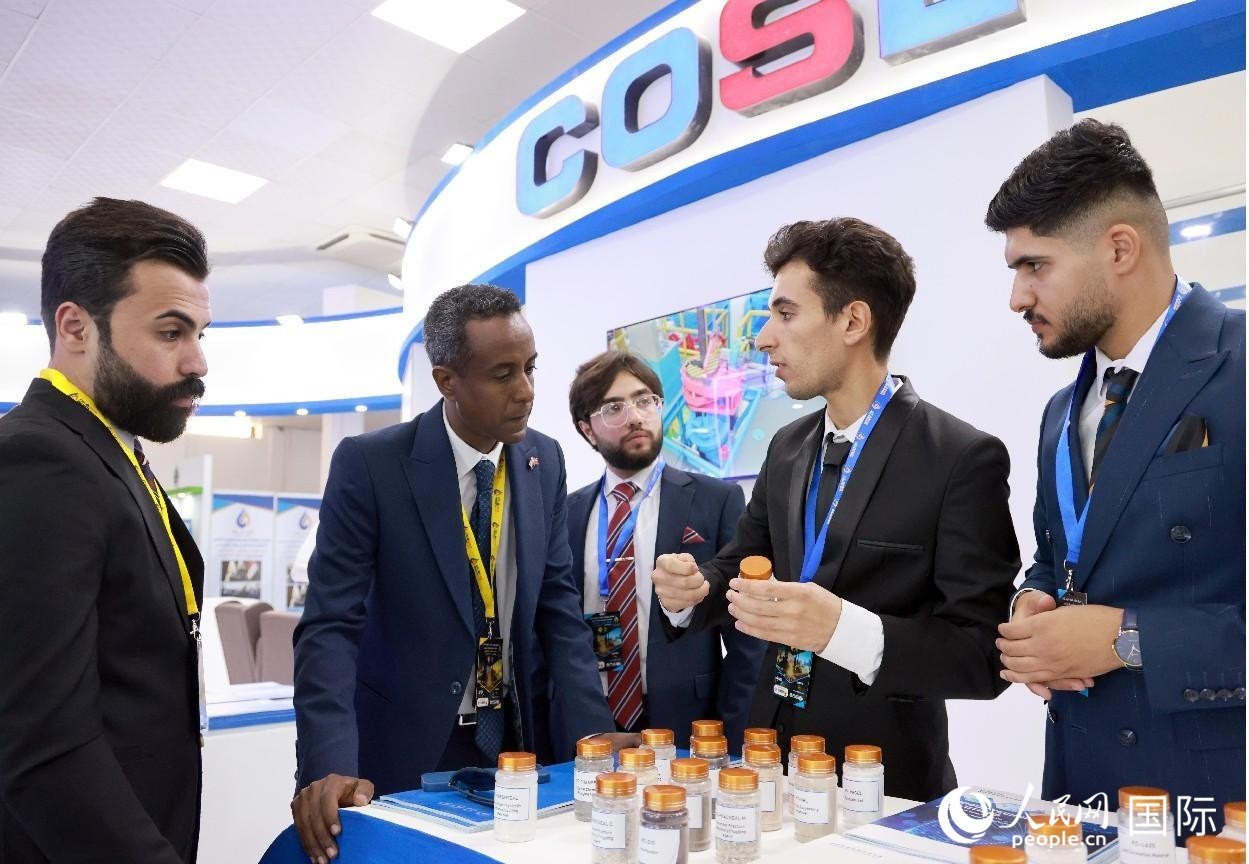 圖為中海油服工作人員在介紹產(chǎn)品。人民網(wǎng)記者 管克江攝