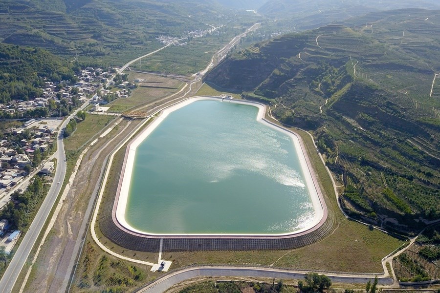這是在天水市拍攝的已投用的天水城區(qū)引洮供水工程楊家灣調(diào)蓄水池（無(wú)人機(jī)照片）。新華社記者 范培珅 攝