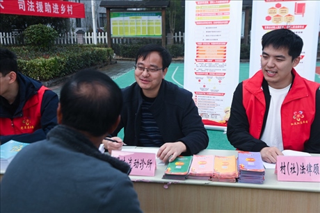 2022年11月9日，在杭州市臨安區(qū)太陽鎮(zhèn)上太陽村，臨安區(qū)太陽司法所所長方凱（右二）現(xiàn)場解答法律問題。 新華社記者 徐昱 攝