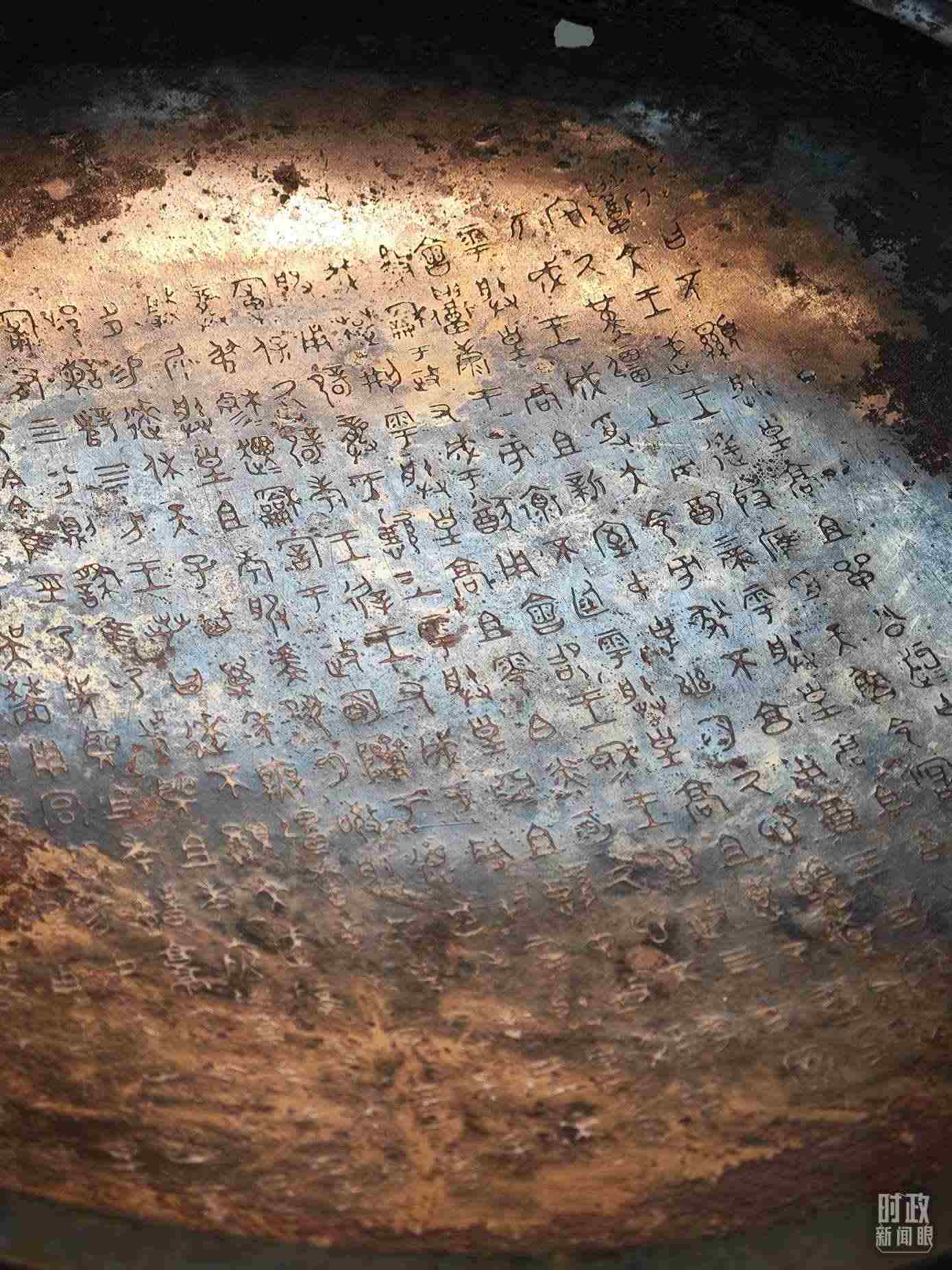 △ 寶雞青銅器博物院內(nèi)展陳——逨盤。（總臺央視記者丁欣、彭漢明拍攝）