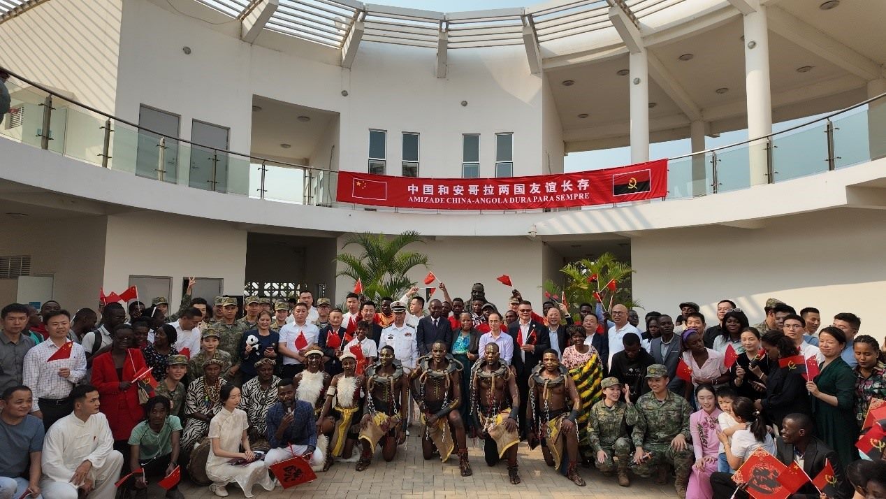 文化聯(lián)誼活動合影。內(nèi)圖大學(xué)孔子學(xué)院供圖