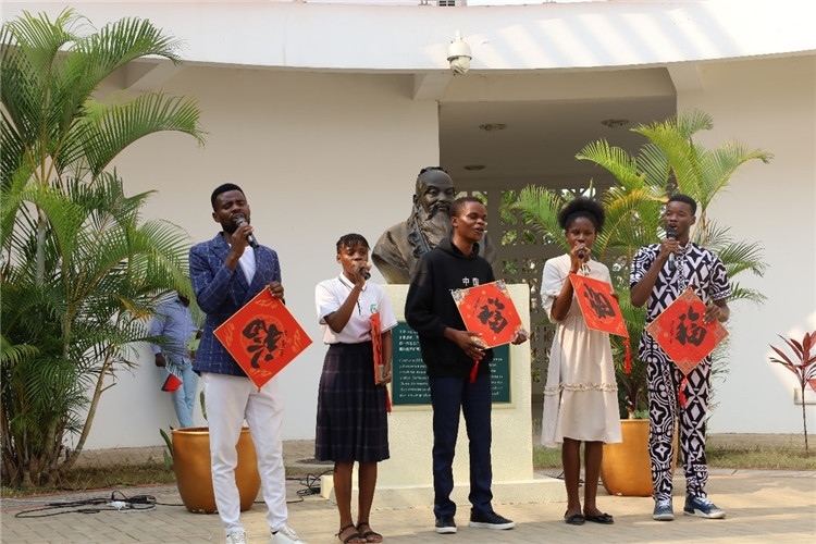 孔院學(xué)生演唱歌曲《故鄉(xiāng)的云》。內(nèi)圖大學(xué)孔子學(xué)院供圖