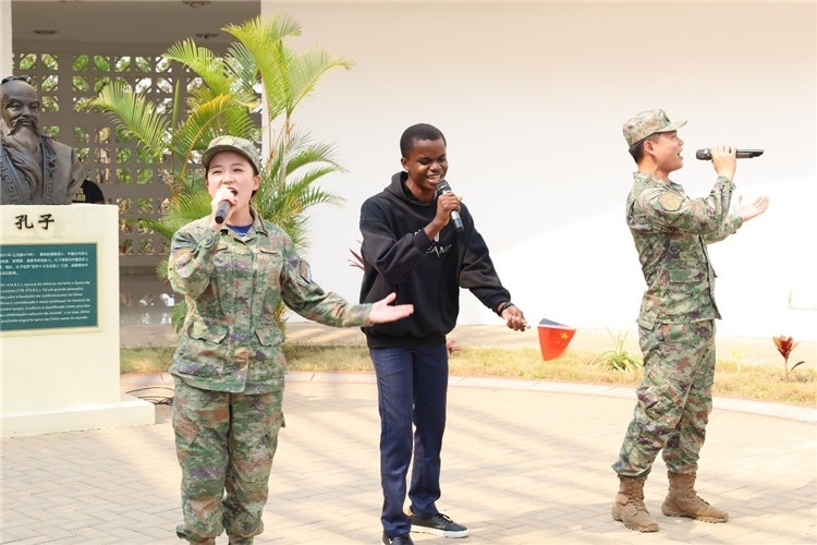 孔院學(xué)生與中國海軍官兵合唱《天地龍鱗》。內(nèi)圖大學(xué)孔子學(xué)院供圖