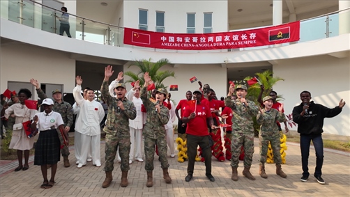 中安合唱歌曲《相親相愛》。內(nèi)圖大學(xué)孔子學(xué)院供圖