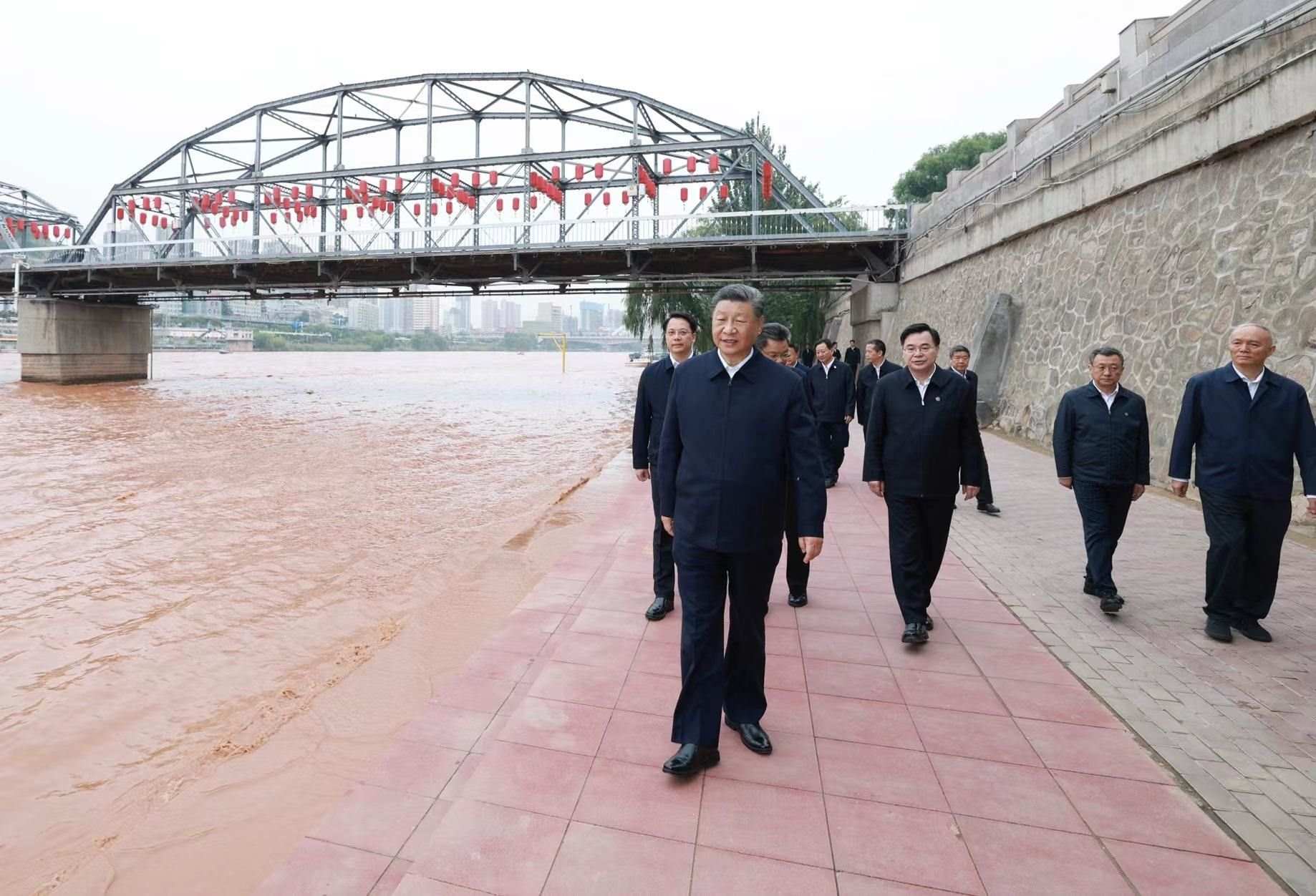 △9月11日下午，甘肅蘭州市黃河蘭州中山橋段，習(xí)近平總書記了解當(dāng)?shù)赝苿狱S河流域生態(tài)保護(hù)等情況。