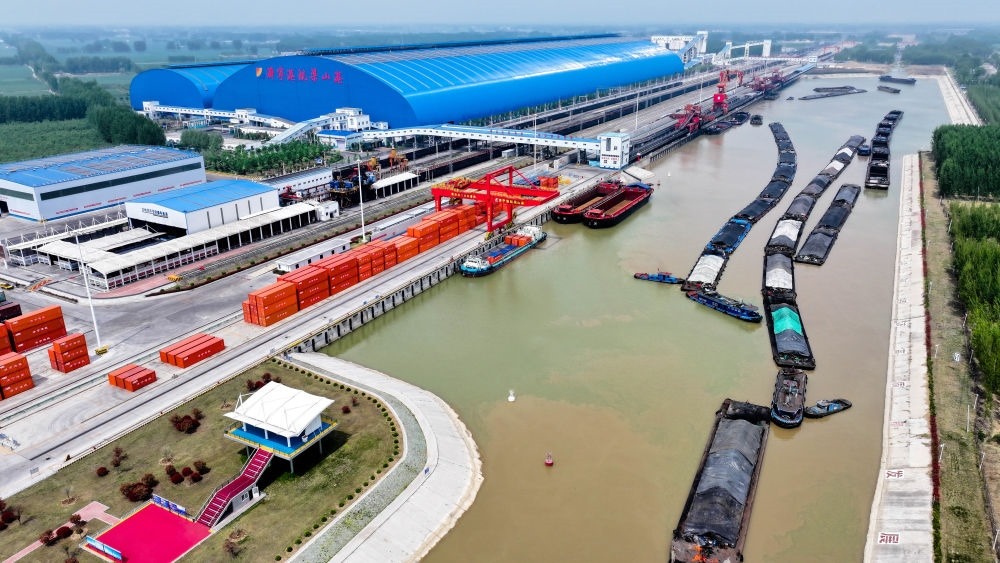 2024年4月24日，船舶行駛在山東濟(jì)寧港航梁山港航道上（無人機(jī)照片）。近年來，山東省加快構(gòu)建沿黃陸海大通道，有效促進(jìn)黃河流域各省區(qū)物流降本增效，實(shí)現(xiàn)更高水平對外開放。
