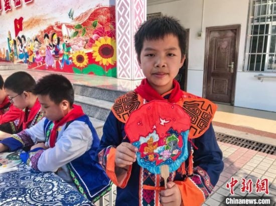 翠竹小學(xué)學(xué)生展示自己繪制的團(tuán)扇作品。蔣豐慧 攝