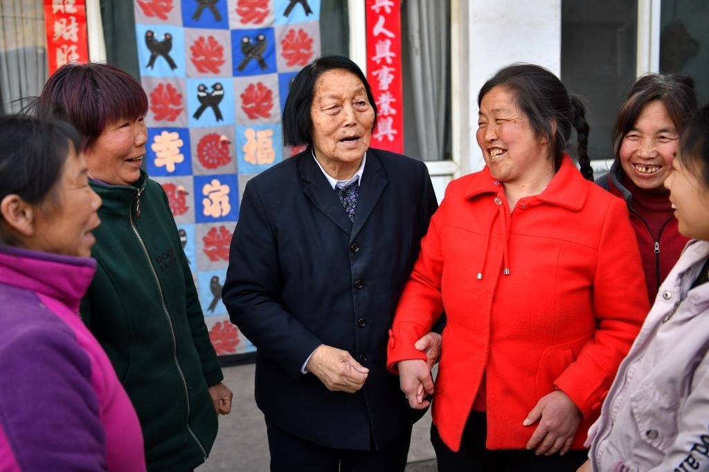 2019年3月23日，申紀(jì)蘭（左三）在山西省平順縣西溝村與村民分享全國(guó)兩會(huì)精神。新華社記者 曹陽(yáng) 攝