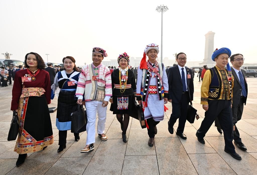 2023年3月5日，第十四屆全國(guó)人民代表大會(huì)第一次會(huì)議在北京人民大會(huì)堂開(kāi)幕。這是全國(guó)人大代表走向會(huì)場(chǎng)。新華社記者 陳益宸 攝