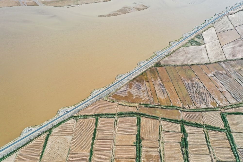 2024年5月26日在內(nèi)蒙古巴彥淖爾市臨河區(qū)拍攝的黃河（無人機(jī)照片）。巴彥淖爾市位于黃河“幾字彎”北端，擁有富饒的河套灌區(qū)，引黃灌溉面積達(dá)1000多萬畝。近年來，在引黃灌溉工程支撐下，河套灌區(qū)年均糧食總產(chǎn)量達(dá)60億斤以上。