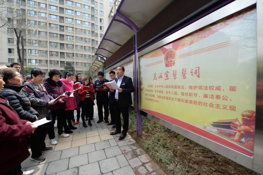 2018年3月20日，陜西寶倫律師事務(wù)所專職律師白銀濤（右一）在西安華遠(yuǎn)君城社區(qū)宣傳憲法知識(shí)。新華社記者 李一博 攝