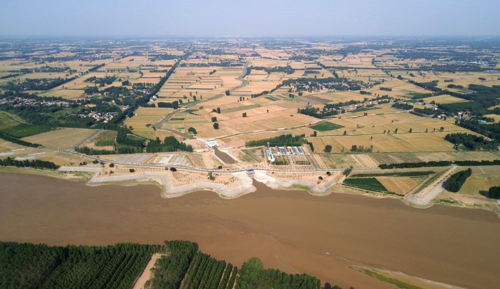 2024年6月19日，位于黃河高青段的馬扎子引黃閘開閘引水（無人機(jī)照片）。5月1日至6月18日，山東省累計(jì)啟用引黃閘63座，引黃河水量10.06億立方米，保障農(nóng)業(yè)灌溉需求。