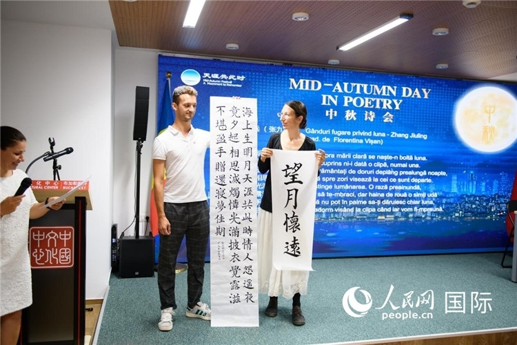 現(xiàn)場的羅馬尼亞書法愛好者書寫并展示作品。傅永山攝