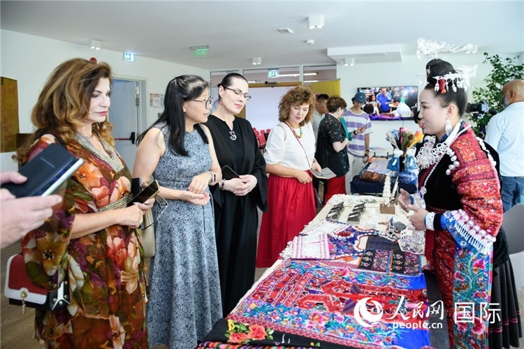 苗族銀器展示。傅永山攝