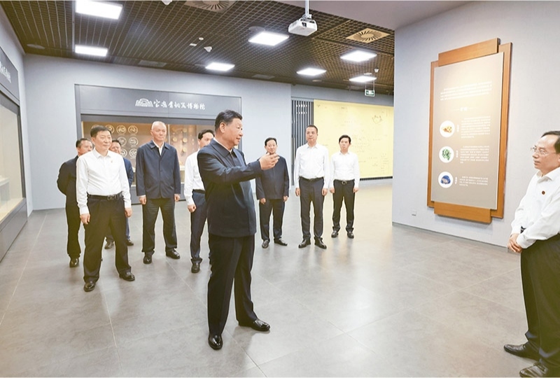 2024年9月10日，中共中央總書(shū)記、國(guó)家主席、中央軍委主席習(xí)近平在前往甘肅考察途中，來(lái)到陜西省寶雞市參觀寶雞青銅器博物院。 新華社記者 王曄/攝