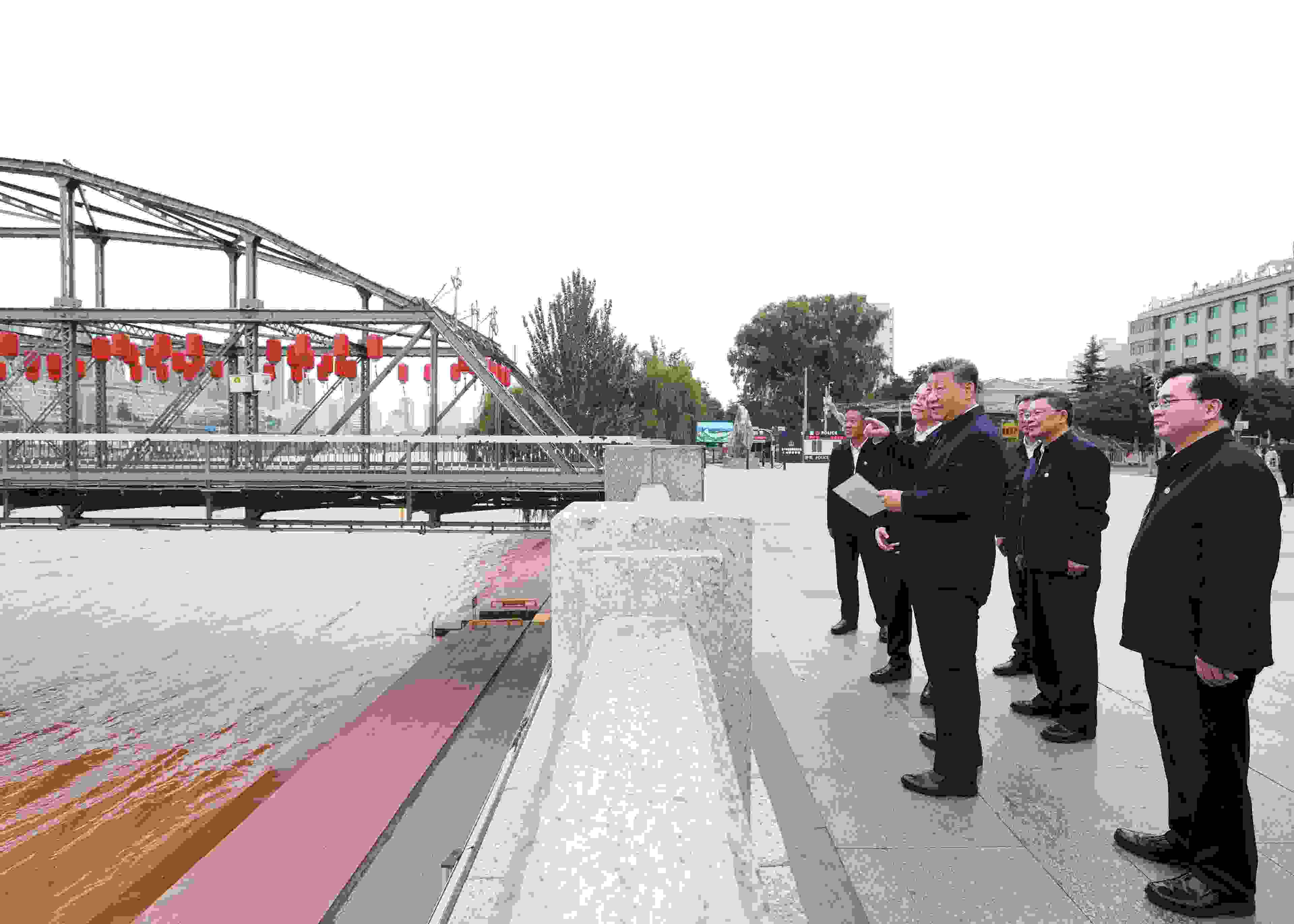 △ 2024年9月11日，習(xí)近平總書記來(lái)到甘肅省蘭州市黃河蘭州中山橋段，了解當(dāng)?shù)赝苿?dòng)黃河流域生態(tài)保護(hù)情況。