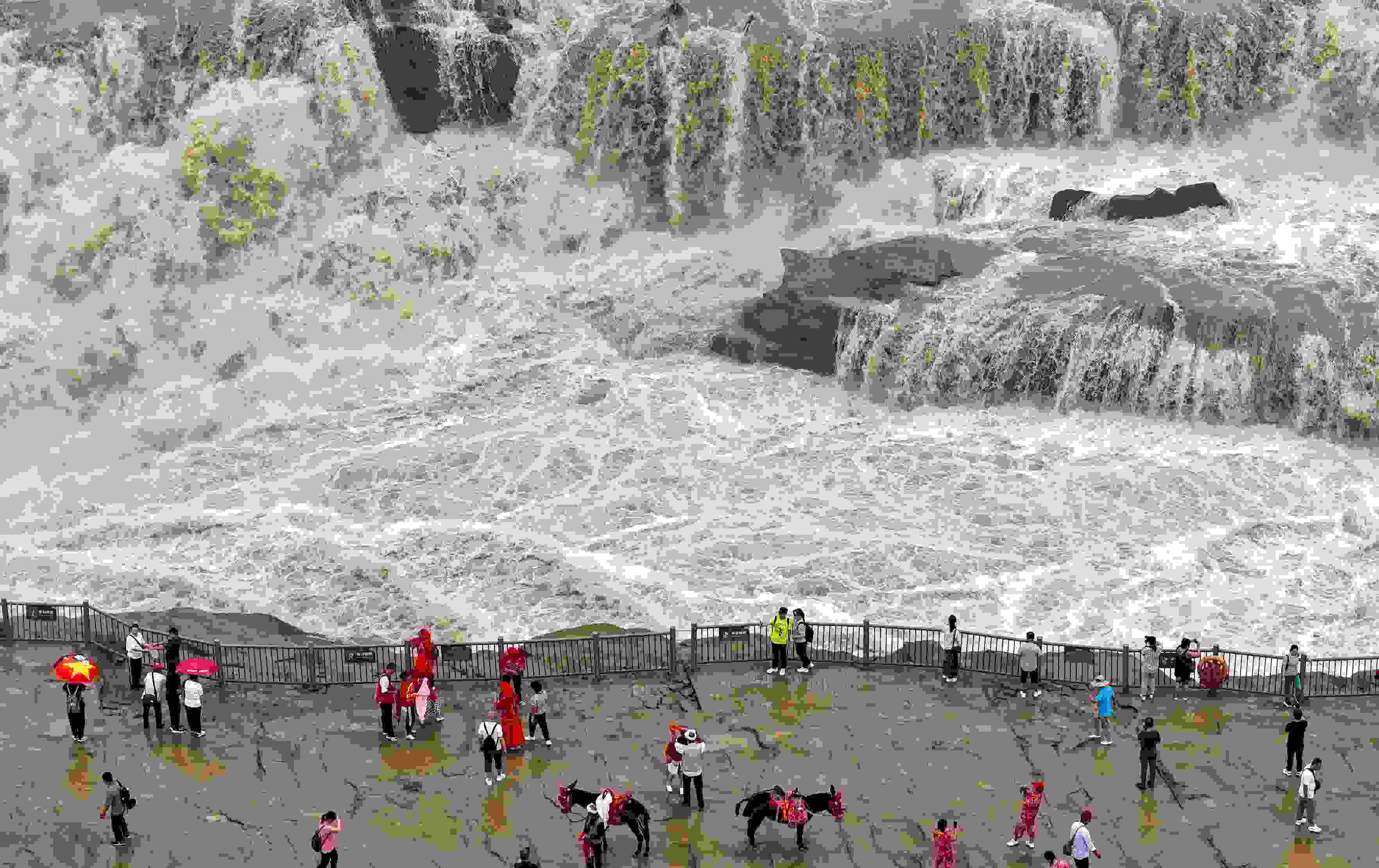 △9月9日，游客在黃河壺口瀑布景區(qū)游覽。