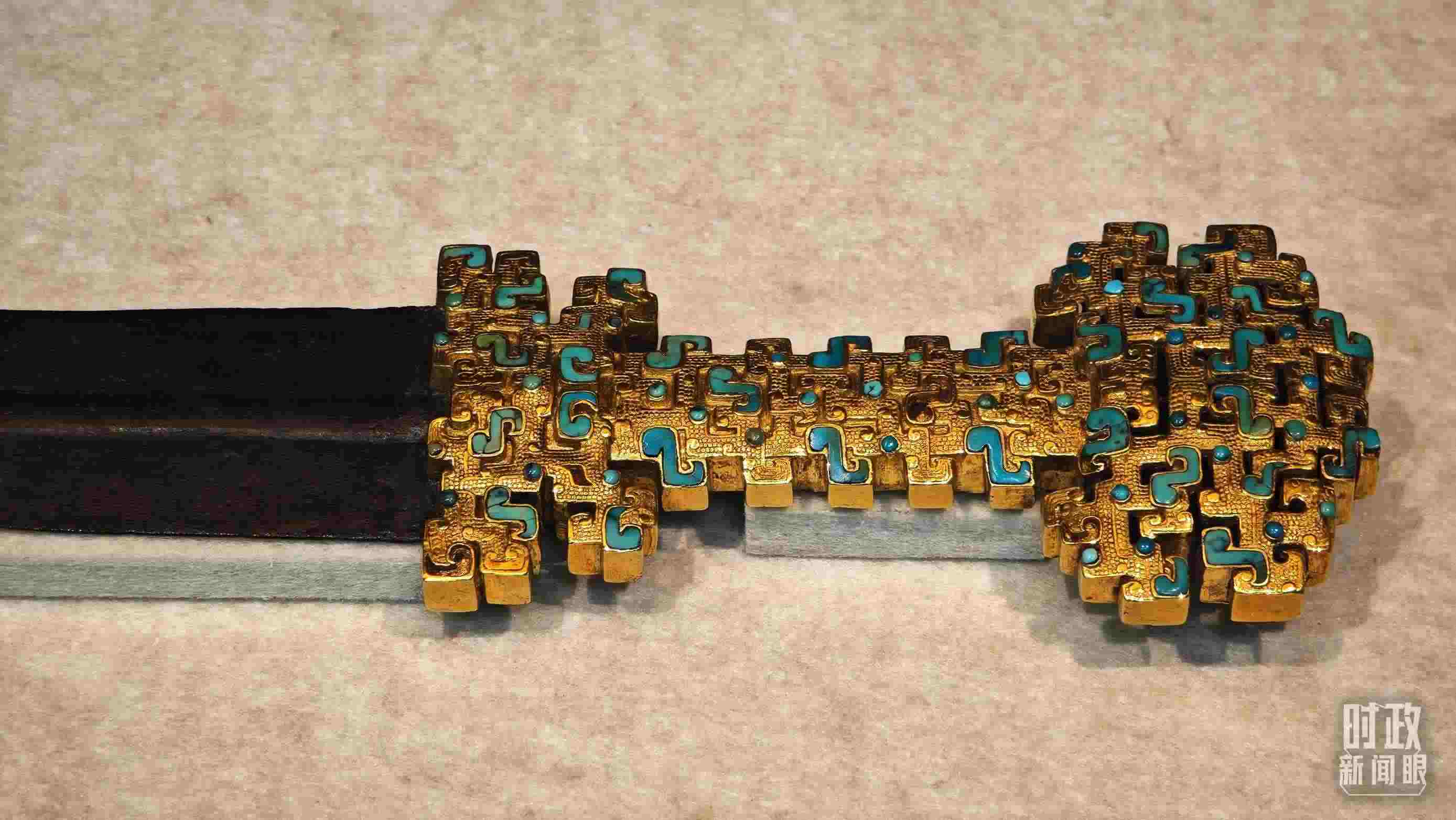 △這是1992年寶雞市益門二號(hào)墓出土的金柄鐵劍，劍柄嵌有綠松石。（總臺(tái)央視記者彭漢明拍攝）