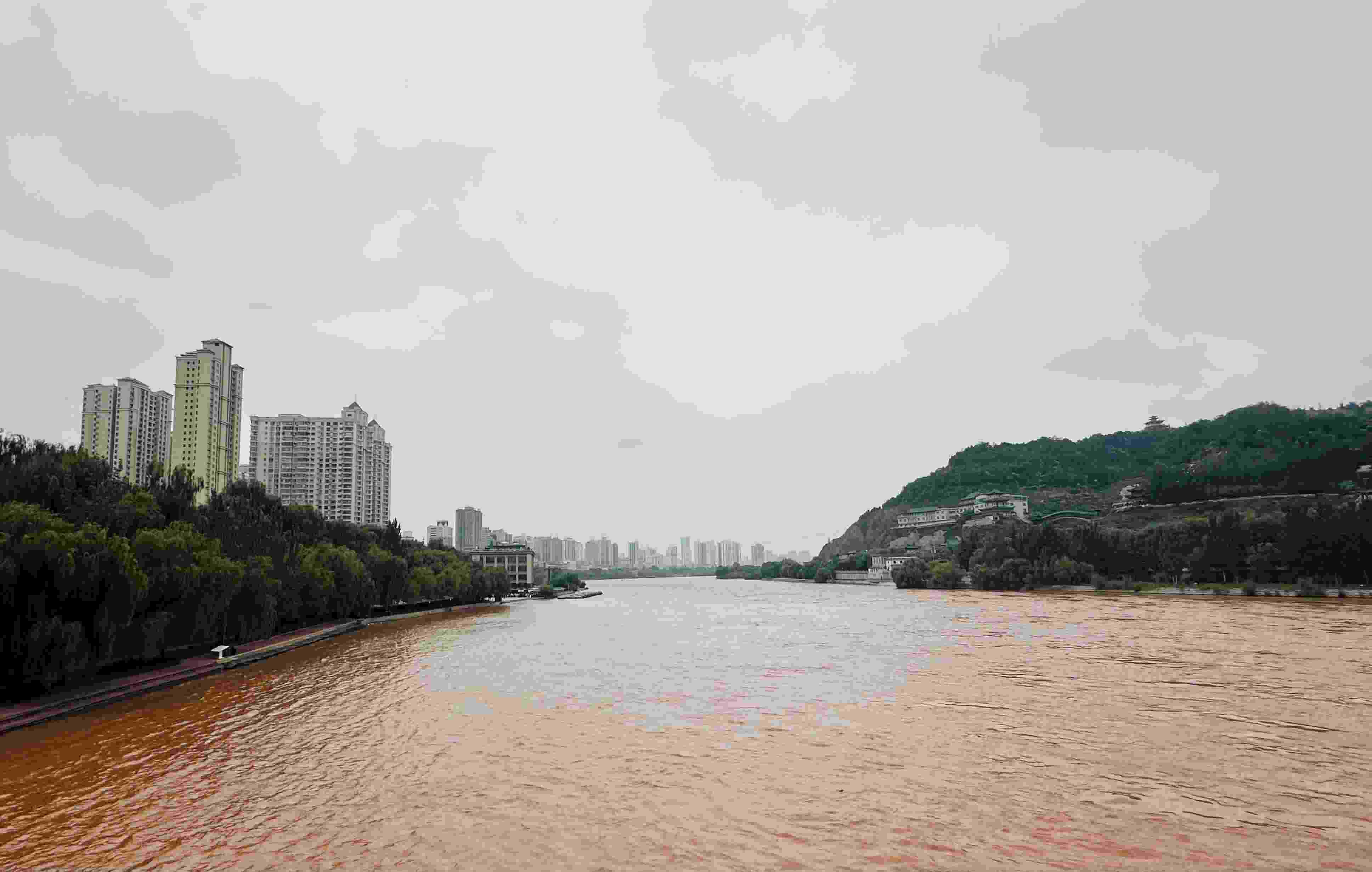 △黃河蘭州段。（總臺(tái)央視記者陸泓宇拍攝）