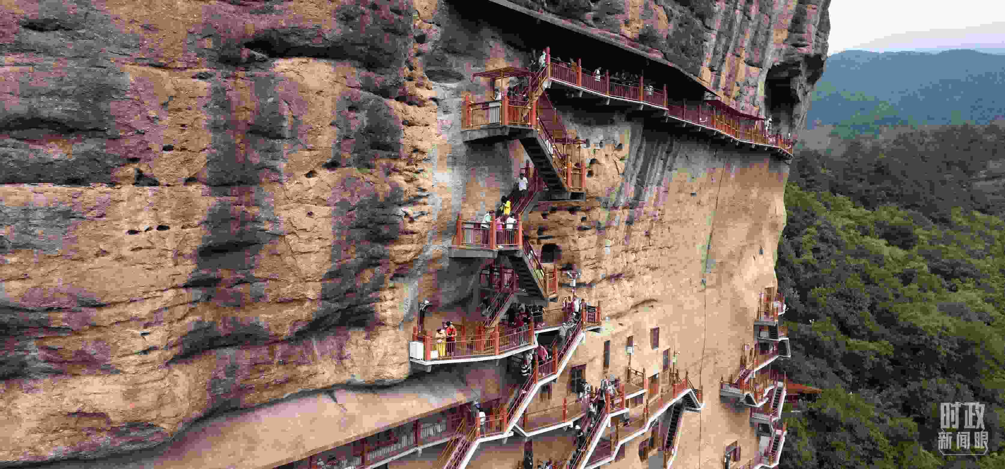 △麥積山石窟是國家5A級(jí)旅游景區(qū)，2024年上半年累計(jì)接待游客57萬人。（總臺(tái)國廣記者李晉拍攝）