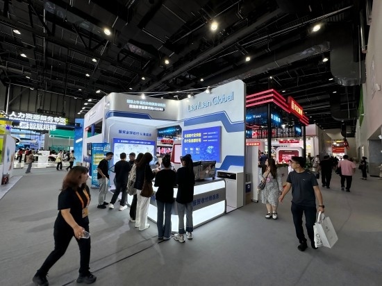 觀眾在展區(qū)了解相關(guān)金融服務(wù)。人民網(wǎng)記者 黃盛攝