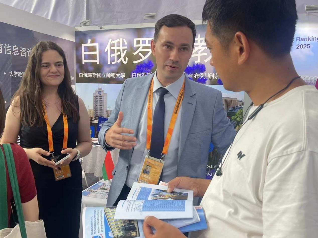 觀眾在展臺咨詢。人民網(wǎng)記者 何旭攝