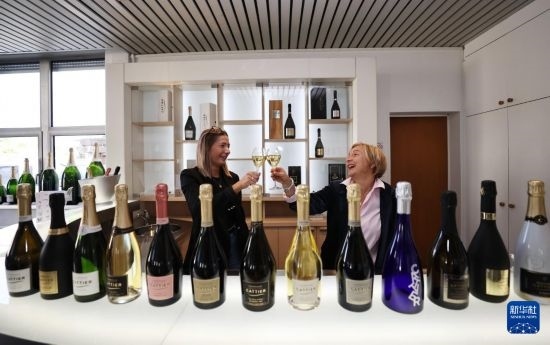 9月13日，在法國蘭斯附近的希尼萊羅斯，人們在佳醍亞總部享用香檳酒。新華社記者 高靜 攝