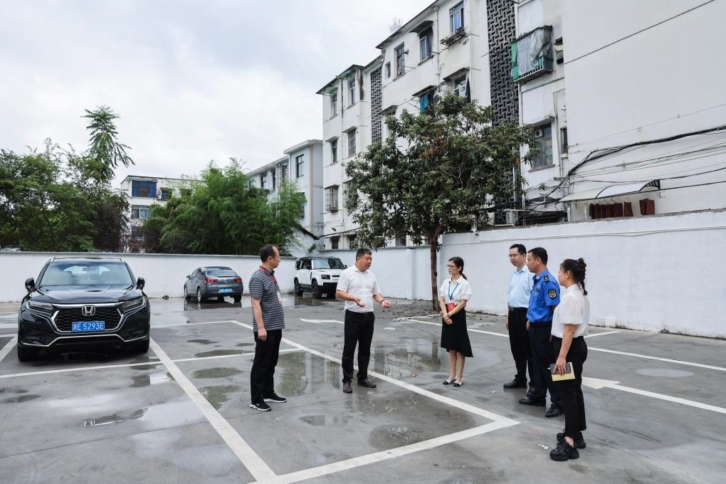 2024年9月11日，在浙江省湖州市，湖州吳興區(qū)人大代表、人大飛英街道工委代表及塔下街社區(qū)代表前往已改建的一處停車場進(jìn)行實地調(diào)研，監(jiān)督該改建項目的完成情況。新華社記者 徐昱 攝