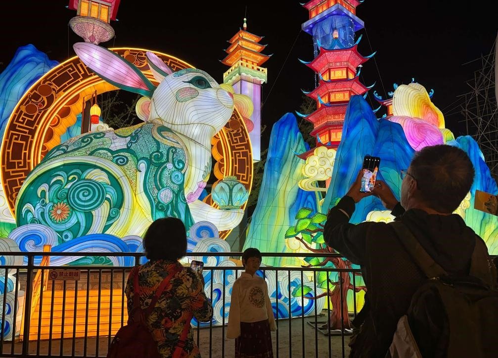 市民游客在2024年北京中秋國慶彩燈游園會欣賞彩燈。新華社記者楊淑君 攝