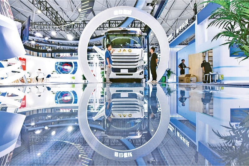 黨的二十屆三中全會(huì)提出，加快構(gòu)建促進(jìn)數(shù)字經(jīng)濟(jì)發(fā)展體制機(jī)制，完善促進(jìn)數(shù)字產(chǎn)業(yè)化和產(chǎn)業(yè)數(shù)字化政策體系。2024年8月28日至30日，2024中國(guó)國(guó)際大數(shù)據(jù)產(chǎn)業(yè)博覽會(huì)在貴州貴陽(yáng)舉辦。圖為工作人員在介紹無(wú)人駕駛重型卡車。 新華社記者 楊文斌/攝