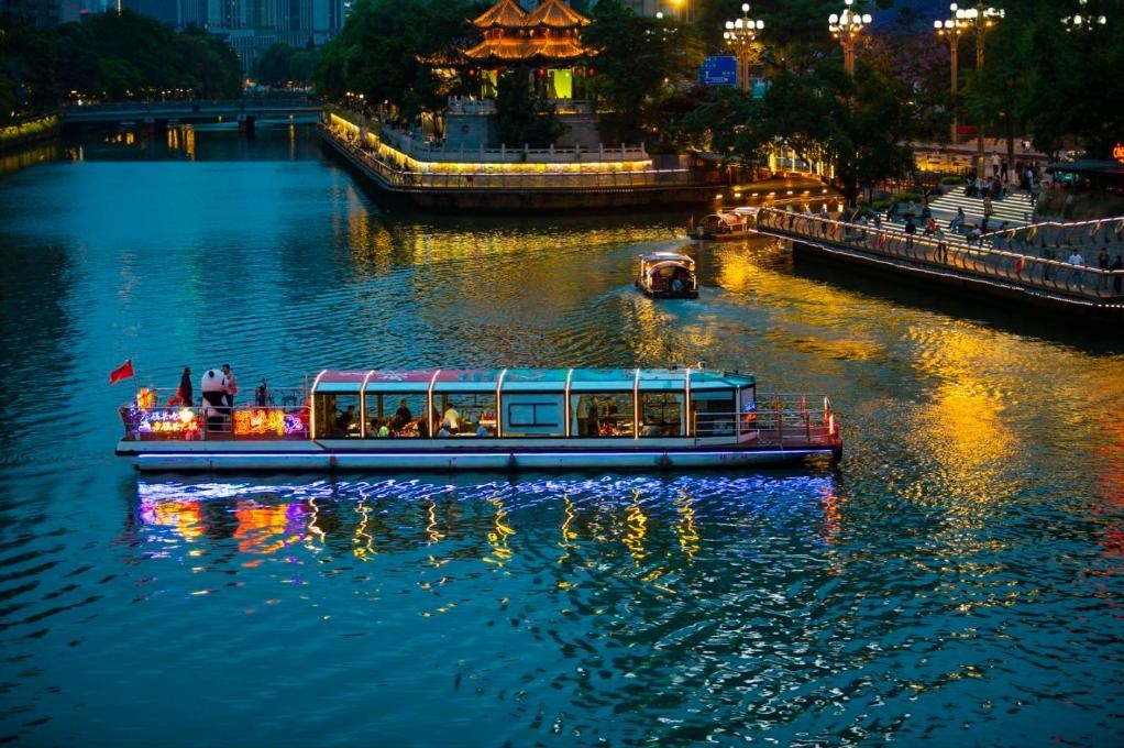 成都“夜游錦江”火鍋船。（唐斌治 攝）